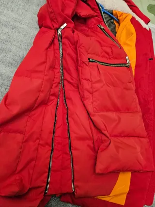 Cazadora Orolay Roja con Capucha