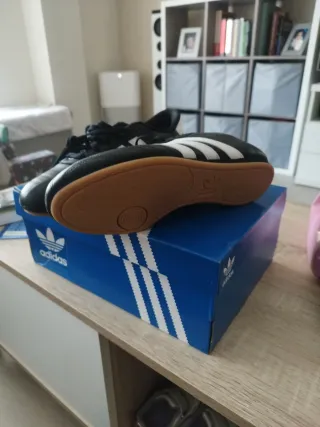 Zapatillas Adidas Negras y Blancas