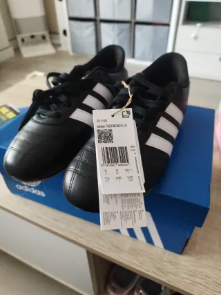 Zapatillas Adidas Negras y Blancas