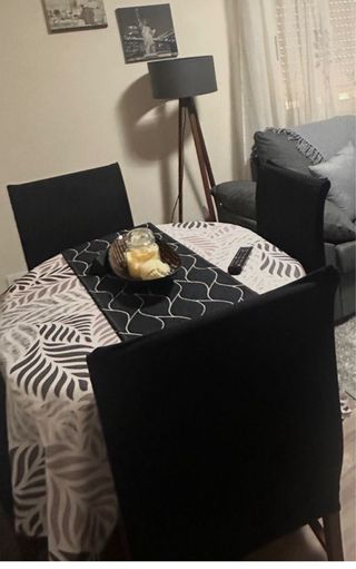 Mesa de comedor redonda extensible con 4 sillas.