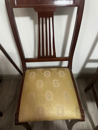 Mesa de comedor redonda extensible con 4 sillas.