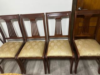 Mesa de comedor redonda extensible con 4 sillas.