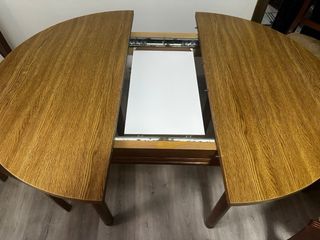 Mesa de comedor redonda extensible con 4 sillas.