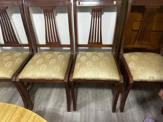 Mesa de comedor redonda extensible con 4 sillas.