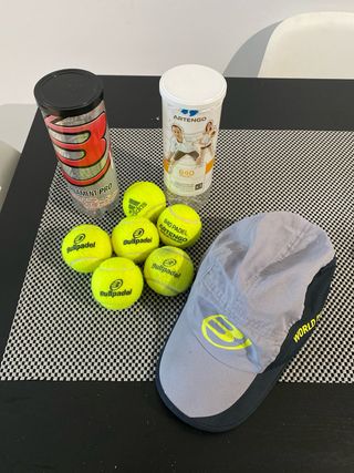 Set de pádel: Gorra y pelotas