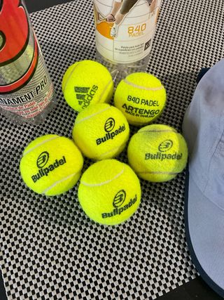 Set de pádel: Gorra y pelotas