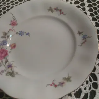 Piatti in porcellana con fiori rosa