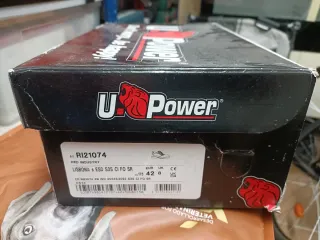 Calzado de seguridad negro y rojo