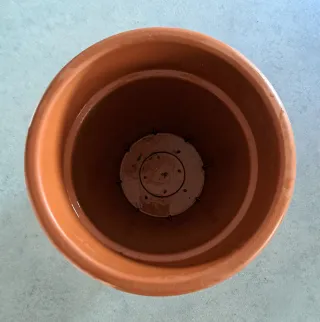 Maceta grande de plástico marrón con drenaje