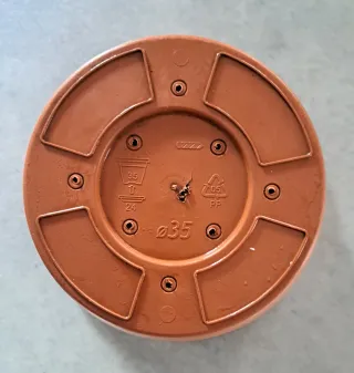 Maceta grande de plástico marrón con drenaje