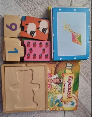 Libros polacos y puzzles de madera