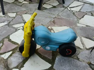 Moto sin pedales azul y amarilla