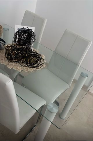 Mesa cristal y 4 sillas blancas