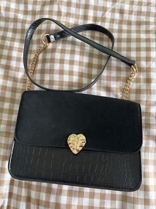 Bolso negro efecto piel serpiente con corazón dora