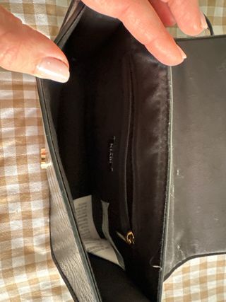 Bolso negro efecto piel serpiente con corazón dora