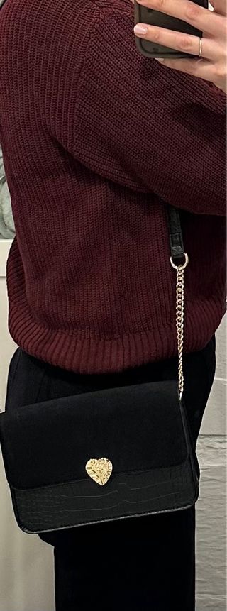 Bolso negro efecto piel serpiente con corazón dora