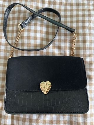Bolso negro efecto piel serpiente con corazón dora