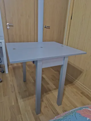 Mesa de cocina cristal roja y metal gris