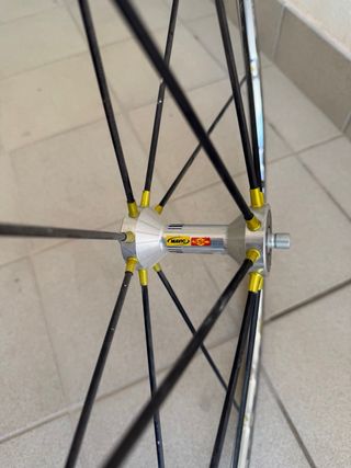 Llanta bicicleta carretera Mavic.