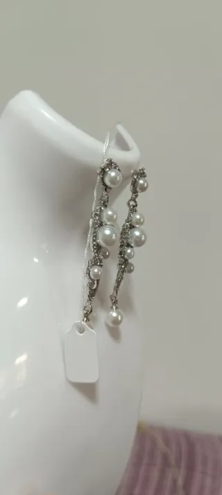 Pendientes largos plateados con perlas