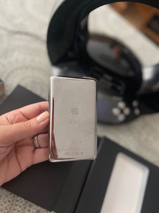 iPod Classic MA446ZP/A + Cargador JBL