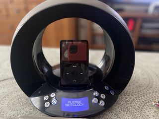 iPod Classic MA446ZP/A + Cargador JBL