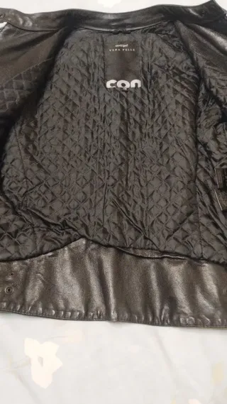 Cazadora de piel negra