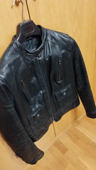 Cazadora de piel negra