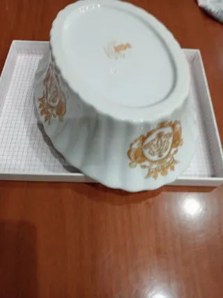 Zuppiera in porcellana con decori oro