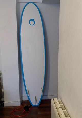 Tabla de surf azul 7'2” con quillas y leash