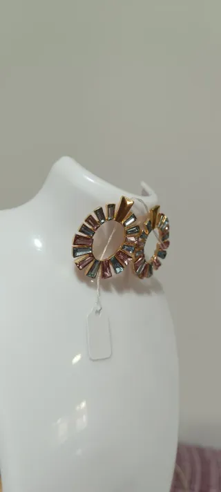 Pendientes dorados con piedras multicolor