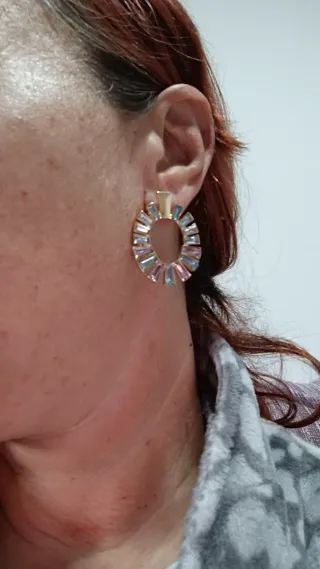 Pendientes dorados con piedras multicolor