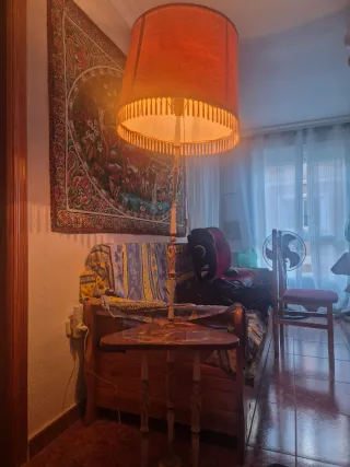 Lámpara de pie vintage con mesita