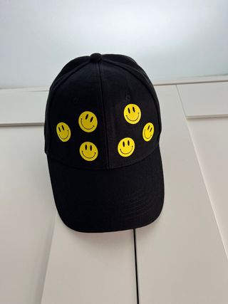 Gorra negra con caritas smile amarillas