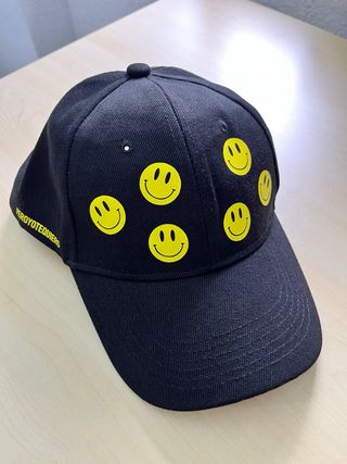 Gorra negra con caritas smile amarillas