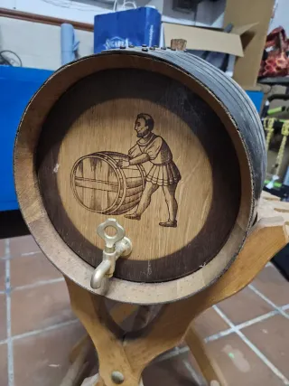 Barril de vino/licor con patas
