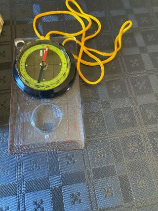 Brújula cartográfica de senderismo líquida