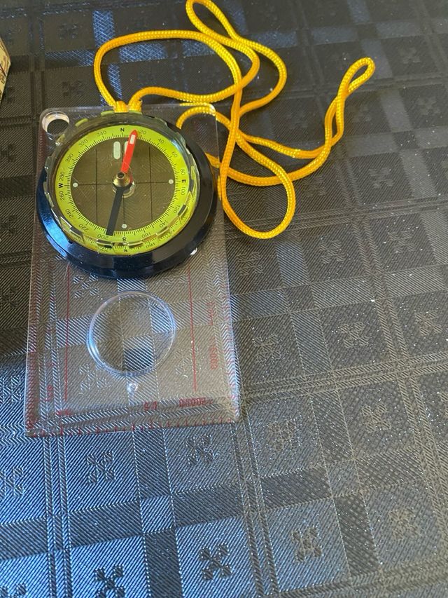 Bussola cartografica liquida per escursionismo