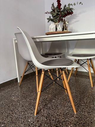 Mesa blanca con 4 sillas