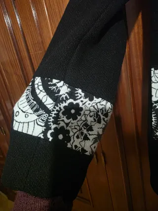 Abrigo Desigual Negro con Estampado.