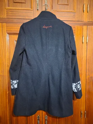 Abrigo Desigual Negro con Estampado.