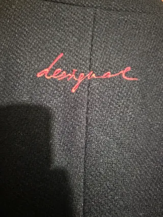 Abrigo Desigual Negro con Estampado.