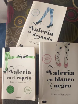 Valeria en el espejo, en blanco y negro, al desnud