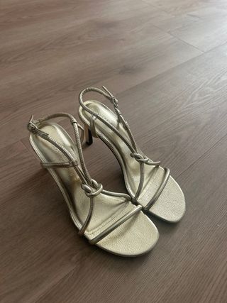 Sandalias doradas tacón fino