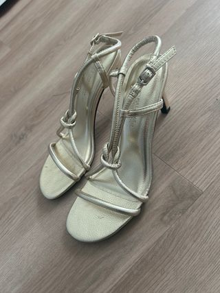 Sandalias doradas tacón fino