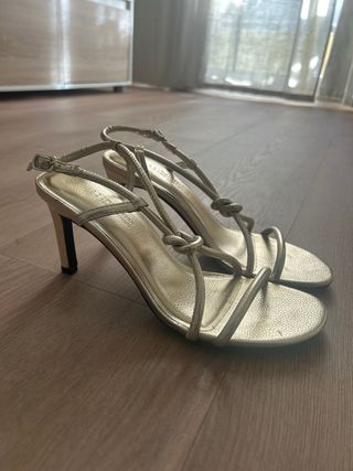 Sandalias doradas tacón fino