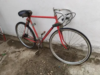 Bicicleta antigua de carreras roja