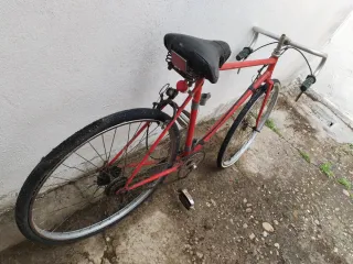 Bicicleta antigua de carreras roja