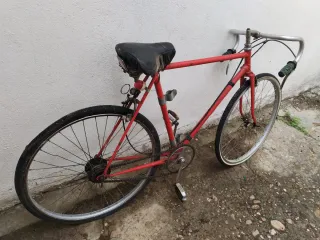 Bicicleta antigua de carreras roja