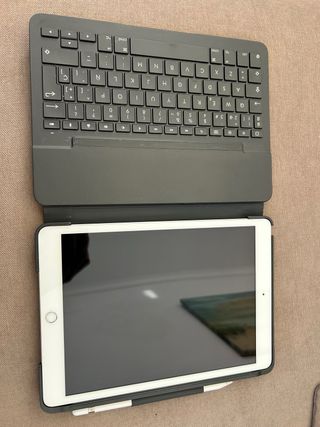 iPad 8ª Gen + Teclado Logitech + Apple Pencil